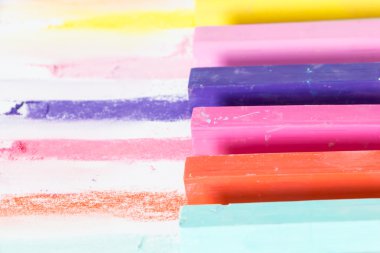 Kare renkli pastel tebeşirler demet ve beyaz arka plan üzerinde onların pigmentler