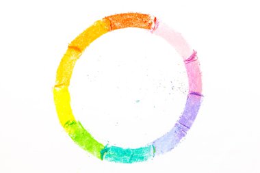 Beyaz arka plan üzerinde renkli pastel mangası ile çizilmiş daire