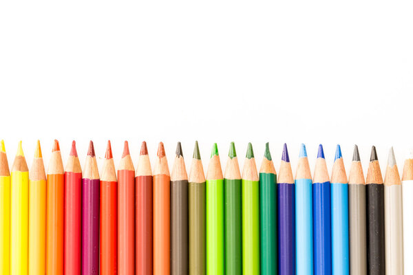 Куча разноцветных карандашей на белом фоне с копировальным пространством
.
