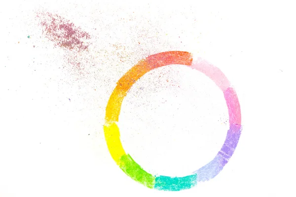 Cerchio disegnato con gessi pastello colorati, su sfondo bianco — Foto Stock