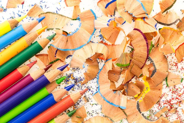 Kilka kolorowych ołówków, na kupie kolorowe strużynami — Zdjęcie stockowe