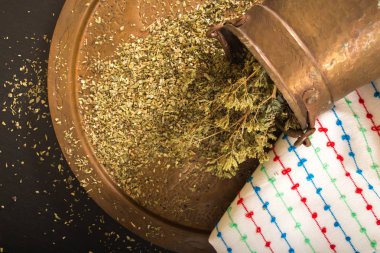 Antika metalik çanak ve çömlek kurutulmuş kekik ile.