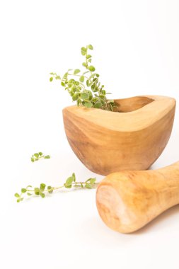 Arka plan ile üzerinde havaneli ile ahşap harç içinde taze kekik.