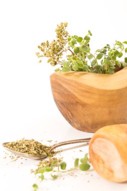 Kuru ve taze kekik ile arka plan üzerinde havaneli ile ahşap harç içinde.