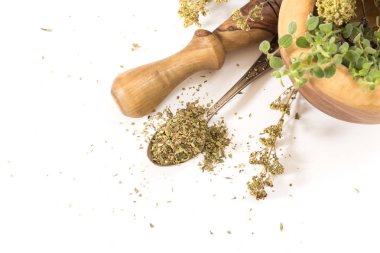 Taze kekik antika kaşık ve ahşap harç havaneli ile üzerinde arka plan ile kuru.