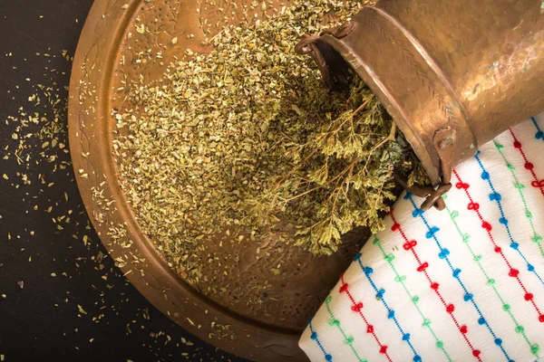 Antika metalik çanak ve çömlek kurutulmuş kekik ile.