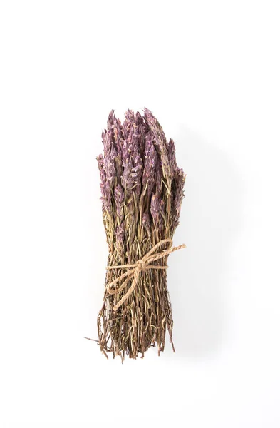 Čerstvé suché lavender bundle, na bílém pozadí. — Stock fotografie
