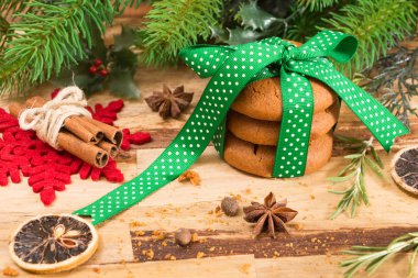 Yeşil şerit ve ahşap yüzey üzerinde Noel dekorasyonu ile bağlı tanımlama bilgileri.