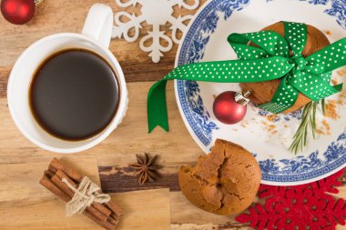 Yeşil şerit ve ahşap yüzey üzerinde Noel dekorasyonu ile bağlı tanımlama bilgileri.
