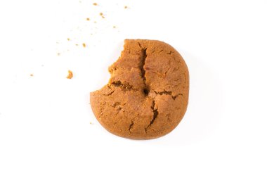 Beyaz arka plan üzerinde kırıntısı closeup ile dolu çerez.