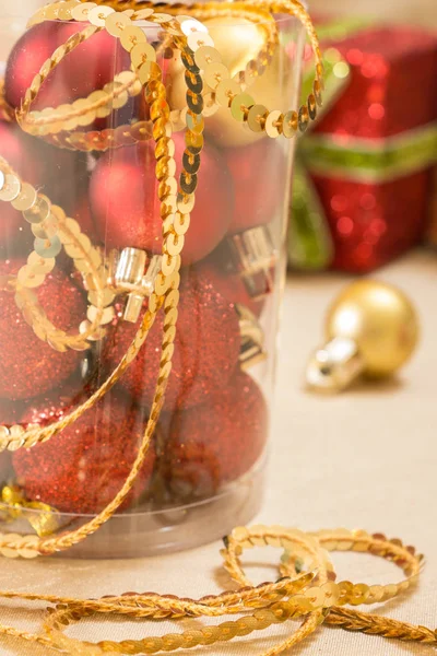 Weihnachtsschmuck auf goldenem Stoff, Nahaufnahme — Stockfoto