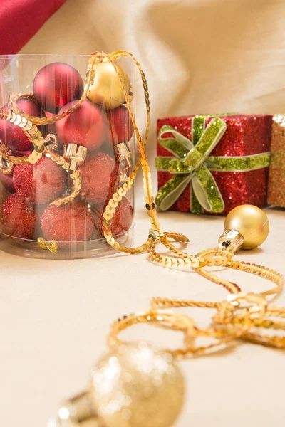 Adornos de Navidad sobre tela dorada, primer plano — Foto de Stock