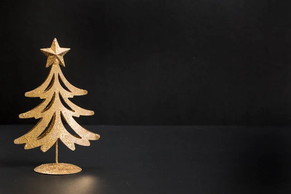 Adorno dorado del árbol de Navidad, sobre fondo negro . —  Fotos de Stock