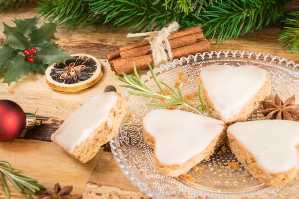คุกกี้ขนมปังขิงกับเครื่องเทศและการตกแต่งคริสต์มาส . — ภาพถ่ายสต็อก