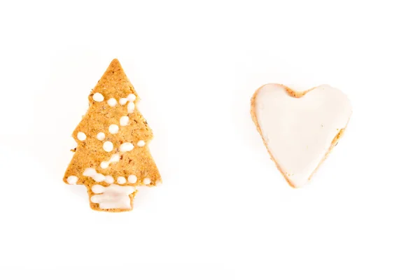 Galletas de jengibre y corazón con glaseado, sobre fondo blanco — Foto de Stock