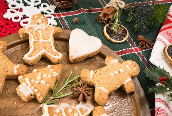 Gingerbread koekjes met specerijen en decoratie van Kerstmis. Stockfoto