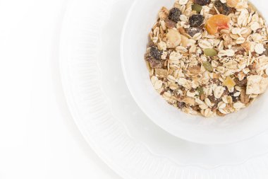 Beyaz, arka planda kuru meyve ile müsli kase.