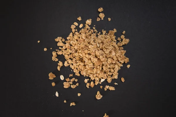 Σωρού granola, σε μαύρο φόντο. — Φωτογραφία Αρχείου