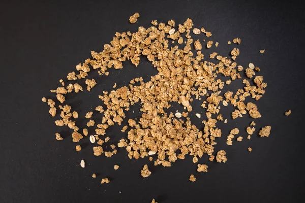 Granola heap, på svart bakgrund. — Stockfoto