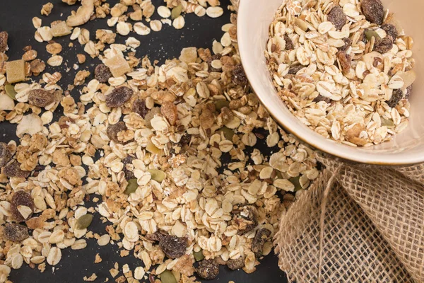 Cuenco de muesli con frutos secos, sobre fondo negro . —  Fotos de Stock