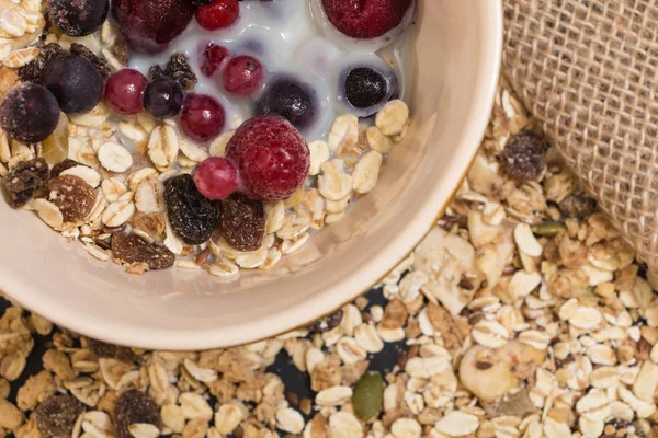 Kase Dondurulmuş çilek ve bitki süt closeup arka plan ile müsli