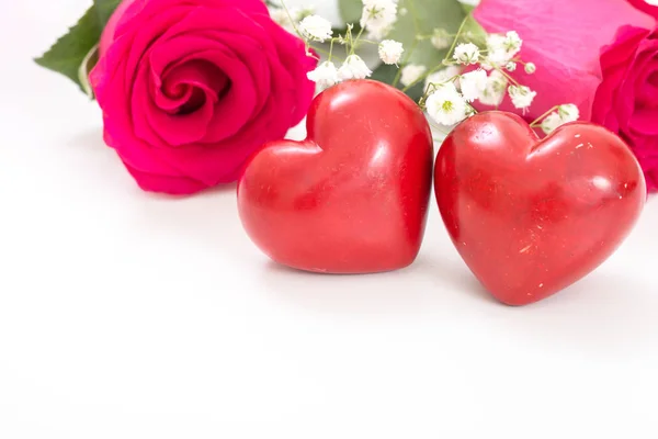 Zwei rote Herzen mit einem Strauß roter Rosen, auf weiß mit Kopierraum. — Stockfoto