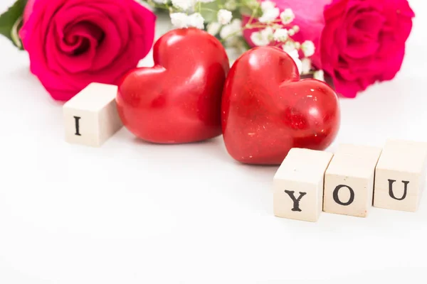 Dos corazones rojos y rosas, y cubos de madera con palabras Yo y Tú, sobre fondo blanco. Te amo concepto . —  Fotos de Stock