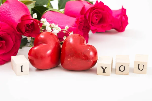 Dwa czerwone serca i róże, a drewniane kostki z słowa ja i ty, na białym tle. Kocham Cię koncepcja. — Zdjęcie stockowe