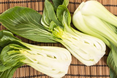 Demet taze yeşil bebek bok choy, bambu Amerikan Servisi arka plan üzerinde