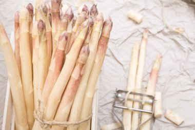 Grup kutusunda, buruşuk kağıt metalik soyma ile beyaz kuşkonmaz.