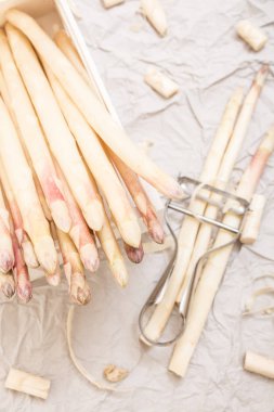 Grup kutusunda, buruşuk kağıt metalik soyma ile beyaz kuşkonmaz.