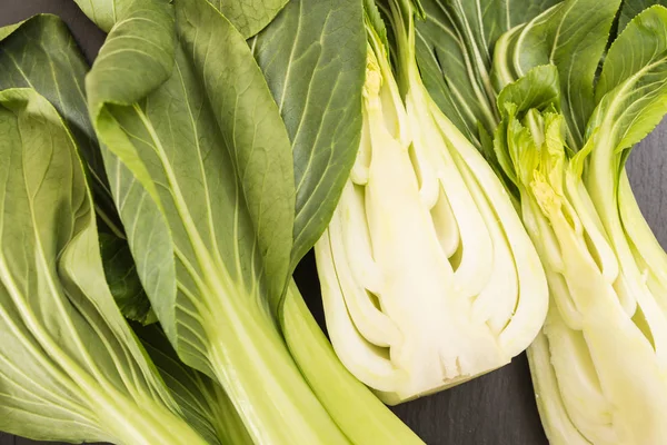 Bando de bok choy bebê verde fresco cortado ao meio close-up — Fotografia de Stock