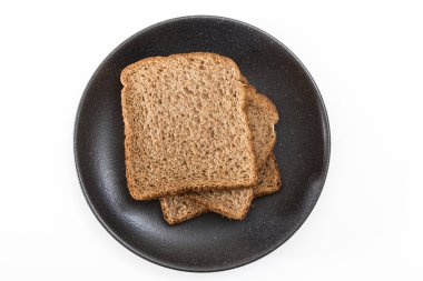 Beyaz arka plan üzerinde plaka üzerinde tam tahıl sandviç ekmek dilimleri.