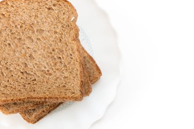 Beyaz arka plan üzerinde plaka üzerinde tam tahıl sandviç ekmek dilimleri.