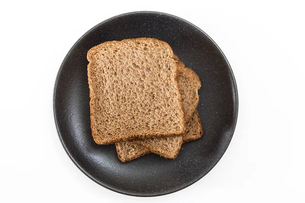 Pełnoziarniste kromki chleba kanapkę na talerz, na białym tle. — Zdjęcie stockowe
