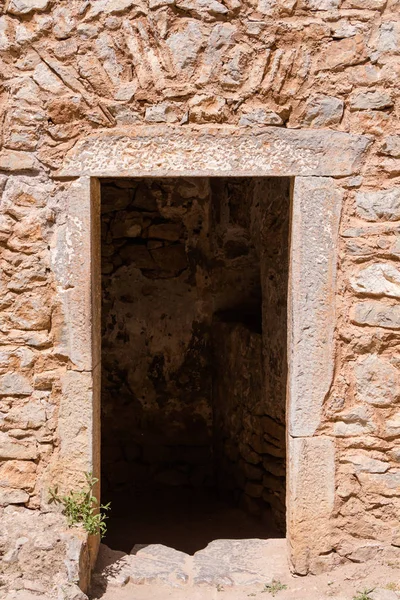 Muro di pietra con portale di una fortezza medievale . — Foto Stock