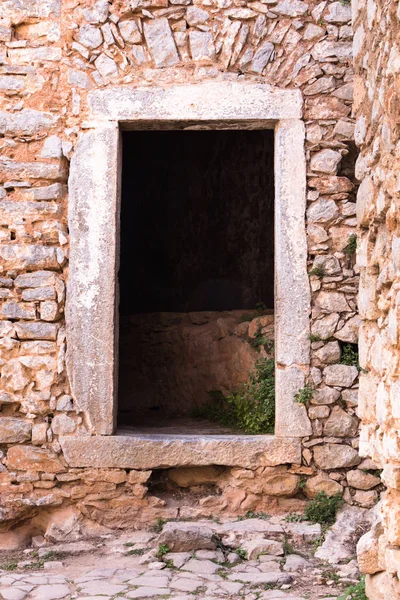 Kamenná zeď s portálem středověké pevnosti. — Stock fotografie