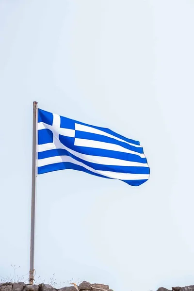 Griechische Nationalflagge flattert im Wind gegen den Himmel. — Stockfoto