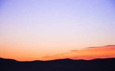 Güzel canlı ve renkli/günbatımı arka plan Dağları'nın karanlık siluetleri ile.