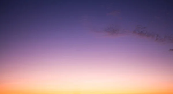 Schöne lebendige und bunte Sonnenaufgang / Sonnenuntergang Hintergrund mit leichten Wolken. — Stockfoto
