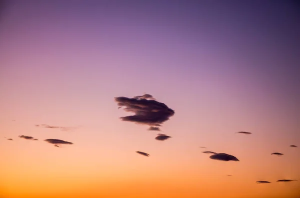 Schöne lebendige und bunte Sonnenaufgang / Sonnenuntergang Hintergrund mit leichten Wolken. — Stockfoto