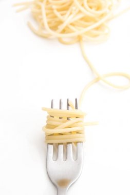 Düz pişmiş spagetti makarna çatalı, beyaz arka plan üzerine.