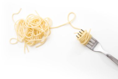 Düz pişmiş spagetti makarna çatalı, beyaz arka plan üzerine.