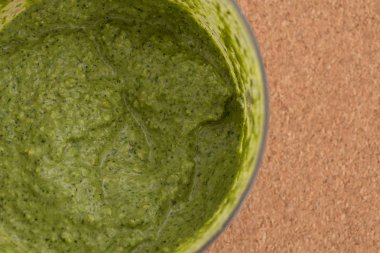 Taze yeşil pesto sos kapta, closeup arka plan yaptı.