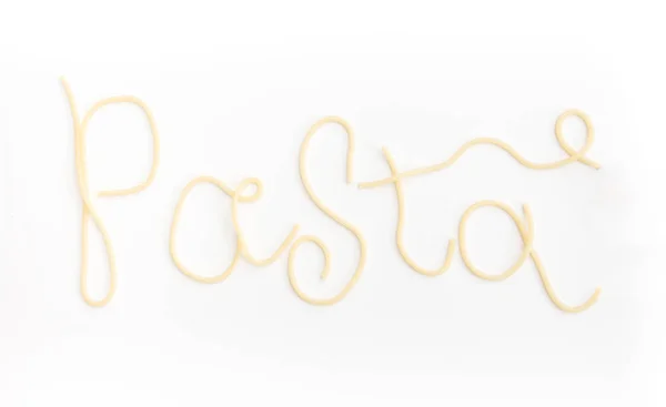 Word Pata è scritto con semplici spaghetti cotti, su sfondo bianco . — Foto Stock