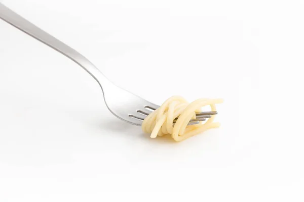 Проста варена паста спагетті на виделці, на білому тлі . — стокове фото