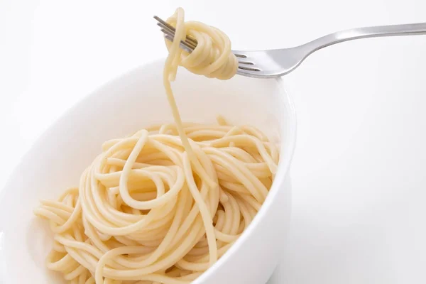 Проста варена паста спагетті в білій мисці і на виделці, на білому тлі . — стокове фото