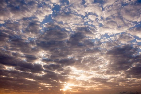 Bunten Morgen- / Abendhimmel mit Wolken Hintergrund. — Stockfoto