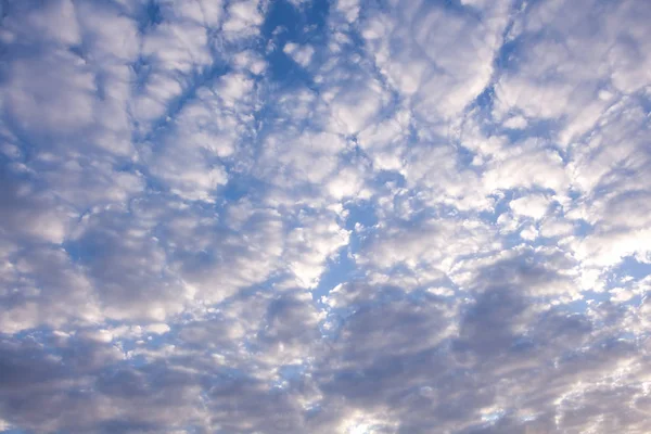 Kumuluswolkenbildung auf blauem Himmel. — Stockfoto