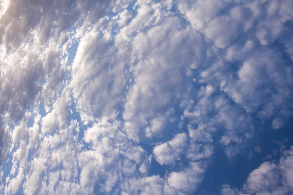 Kumuluswolkenbildung auf blauem Himmel. — Stockfoto